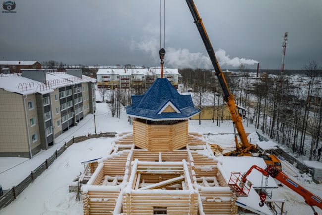 Установка шатра, купола и креста на Казанский храм в посёлке Ярега. Фотофакт