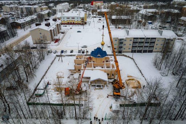 Установка шатра, купола и креста на Казанский храм в посёлке Ярега. Фотофакт